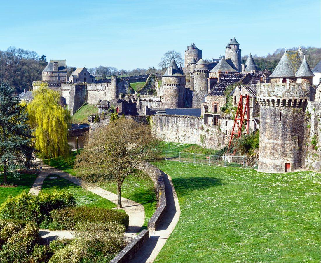 chateau de fougeres Voyager en famille : conseils, inspiration et récits