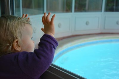 Saint-Valentin en famille, enfant regardant par la fenêtre, la piscine chauffée