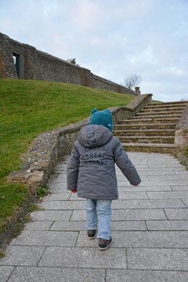 Où dormir sur la Côte d'opale ? Optez pour un gîte de charme au Clos Saint Pierre. enfant marchant vers des escaliers, gite de charme le clos saint pierre