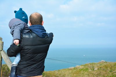 Côte d’Opale, papa montrant à son enfant la mer, Côte d'Opale