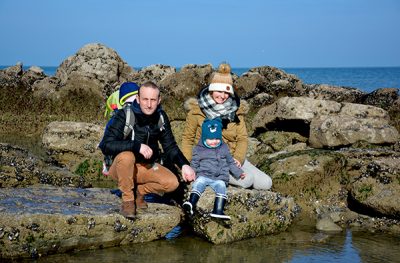 Côte d’Opale, famille sur la plage rocheuse du cap gris nez Côte d'opale