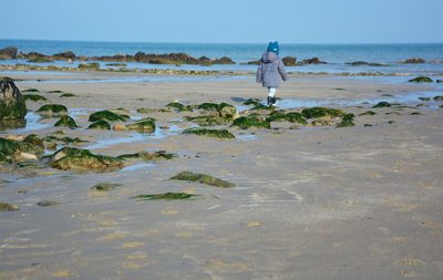 Côte d’Opale, enfant jouant sur une plage rocheuse de la plage gris nez Côte d'opale