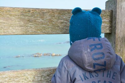 Côte d’Opale, enfant regardant la mer, Côte D'opale