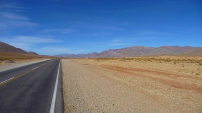 longue route ,vue sur la montagne Argentine