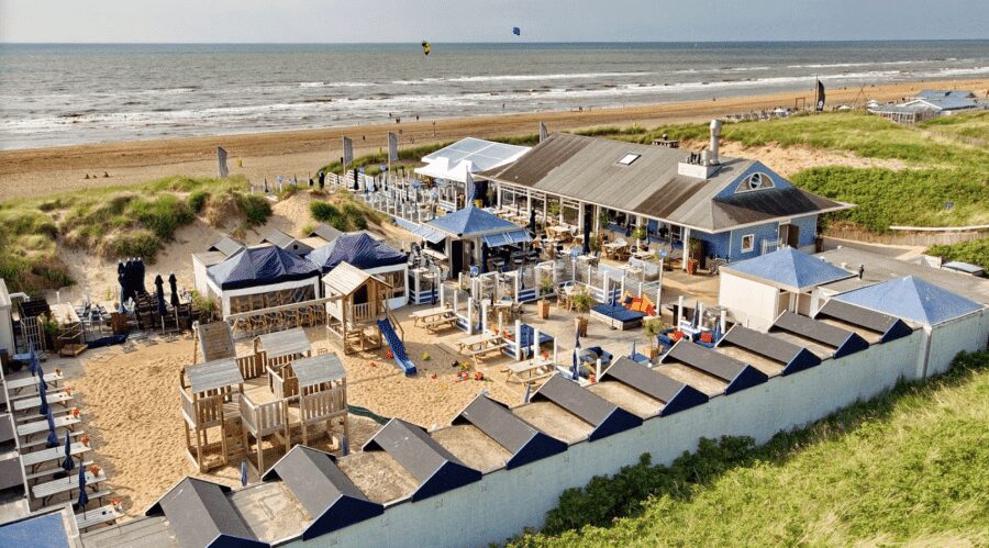 vue de haut sur la plage de Noordwjick