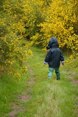 Loisirs Loire Valley enfant marchant dans un chemin