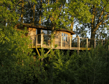 Hébergement insolite : dormir dans une cabane dans les arbres avec les enfants
