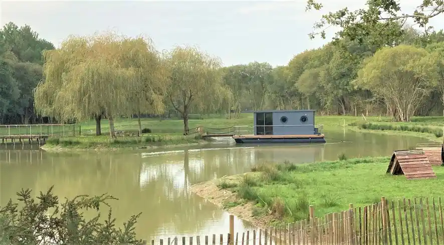 Hébergement insolite Bretagne à faire en famille - cabane sur l eau
