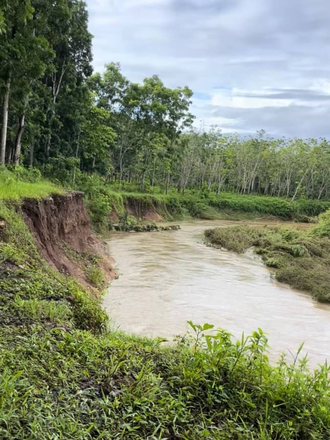 Bloqués par les eaux à Sukamade - glissement de terrain