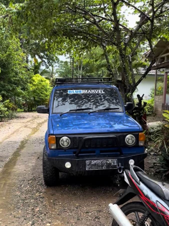 Bloqués par les eaux à Sukamade - la jeep du boss
