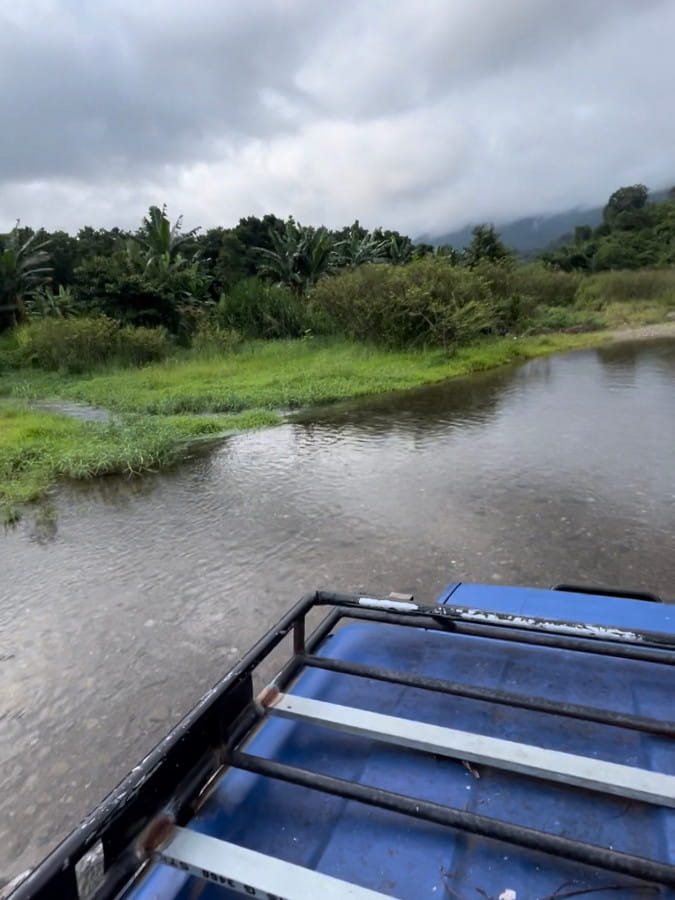 Bloqués par les eaux à Sukamade - la riviere la veille on apercoit le fond